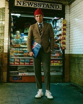 Comment porter une pochette en cuir bleue