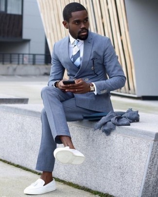 Comment porter une pochette en cuir bleue