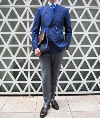 Comment porter une pochette en cuir bleue pour un style elégantes