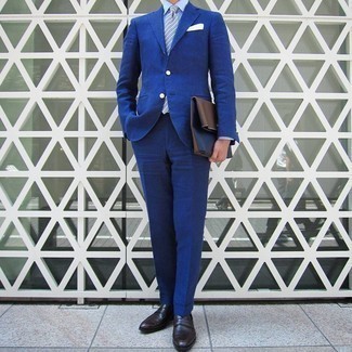 Comment porter une pochette en cuir bleue pour un style elégantes