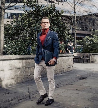 Comment porter une pochette en cuir bleue