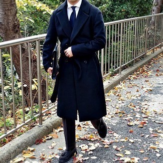 Comment porter une pochette en cuir bleue pour un style elégantes