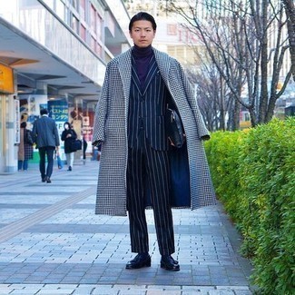 Comment porter une pochette en cuir bleue pour un style elégantes