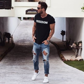 Comment porter un pantalon bleu pour un style relax