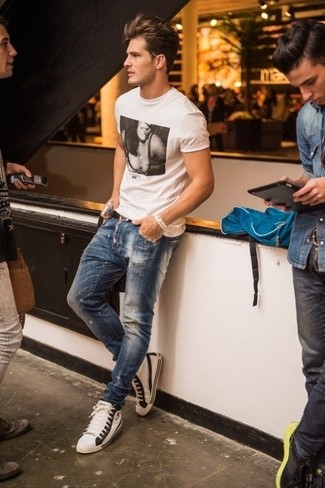 Comment porter un pantalon bleu pour un style relax