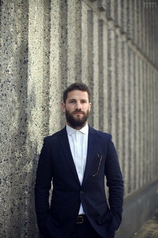 Comment porter un pantalon bleu en été