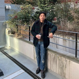 Comment porter un jean à patchwork bleu en automne