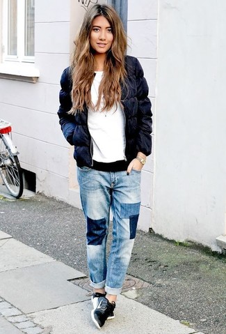 Comment porter un jean à patchwork bleu quand il fait chaud