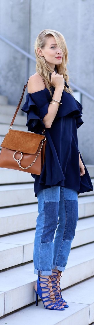 Comment porter un jean à patchwork bleu quand il fait très chaud