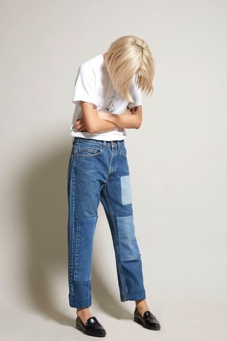 Comment porter un jean à patchwork bleu quand il fait très chaud