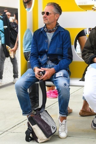Comment porter un jean à patchwork bleu pour un style decontractés