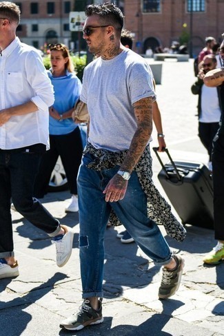 Comment porter un jean à patchwork bleu pour un style decontractés en été