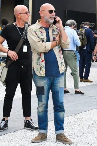 Comment porter un jean à patchwork bleu pour un style decontractés en été