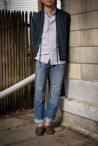 Comment porter un jean à patchwork bleu pour un style decontractés en automne