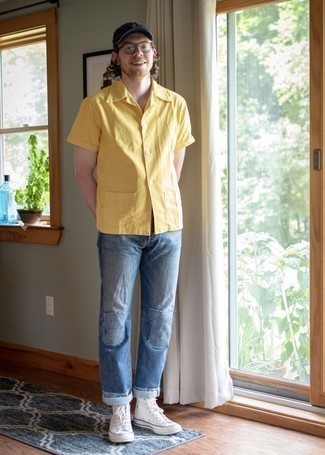 Comment porter un jean à patchwork bleu pour un style decontractés en été
