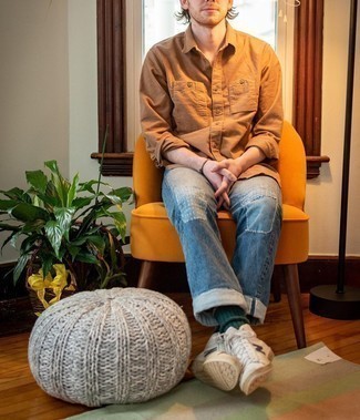 Comment porter un jean à patchwork bleu pour un style decontractés en été