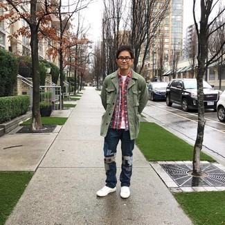 Comment porter un jean à patchwork bleu pour un style decontractés en automne