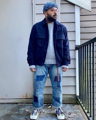 Comment porter un jean à patchwork bleu pour un style decontractés en automne
