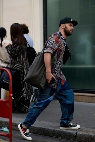 Comment porter un jean à patchwork bleu pour un style decontractés en été