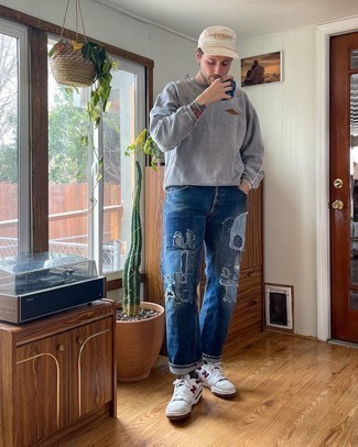 Comment porter un pantalon à patchwork bleu pour un style decontractés quand il fait chaud