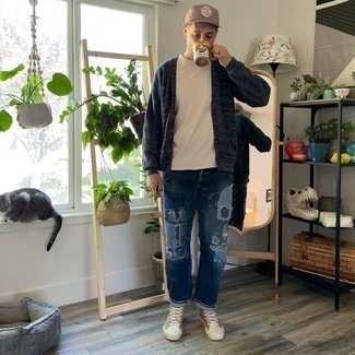 Comment porter un pantalon à patchwork bleu pour un style decontractés quand il fait chaud