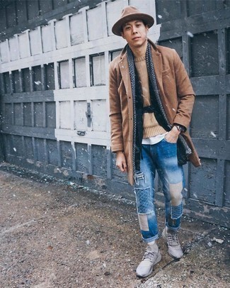 Comment porter un pantalon à patchwork bleu pour un style decontractés quand il fait froid