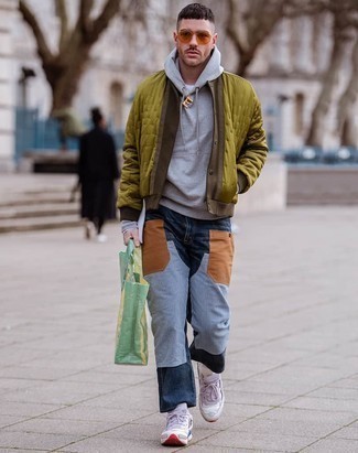 Comment porter un pantalon à patchwork bleu pour un style decontractés quand il fait chaud