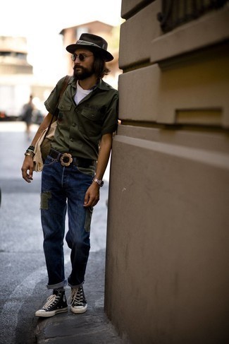 Comment porter un pantalon à patchwork bleu pour un style decontractés en été
