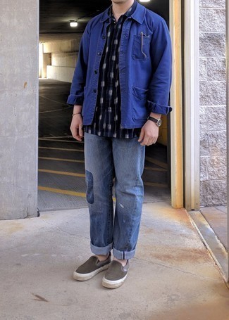 Comment porter un pantalon à patchwork bleu pour un style decontractés quand il fait chaud
