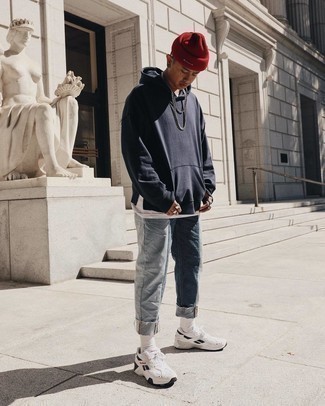 Comment porter un pantalon à patchwork bleu pour un style relax quand il fait chaud
