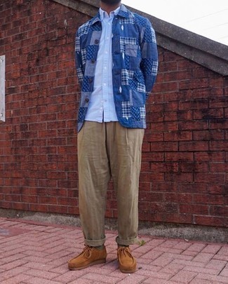 Comment porter une veste-chemise à patchwork bleue