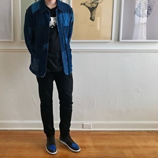 Comment porter une veste-chemise à patchwork bleue