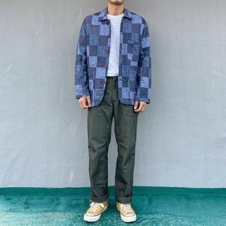 Comment porter une veste-chemise à patchwork bleue