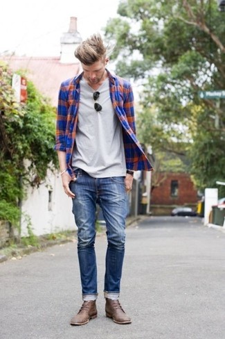 Comment porter une chemise à manches longues écossaise bleue