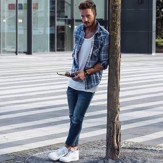 Comment porter une chemise à manches longues écossaise bleue