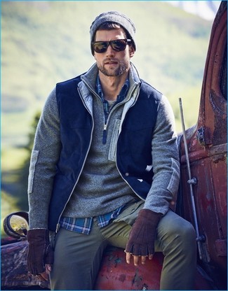 Comment porter une chemise à manches longues écossaise bleue