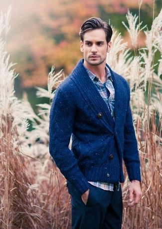 Comment porter une chemise à manches longues écossaise bleue