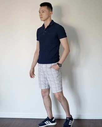 Comment porter un polo bleu pour un style relax