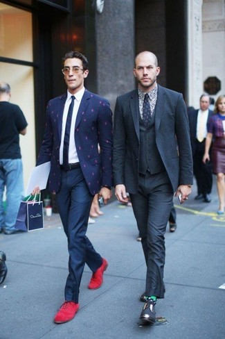 Comment porter une veste imprimée bleue quand il fait chaud