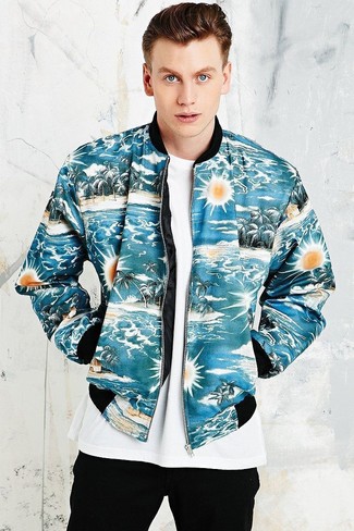 Comment porter une veste imprimée bleue quand il fait chaud