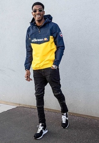 Comment porter une veste imprimée bleue quand il fait chaud
