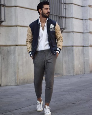 Comment porter une veste imprimée bleue quand il fait chaud