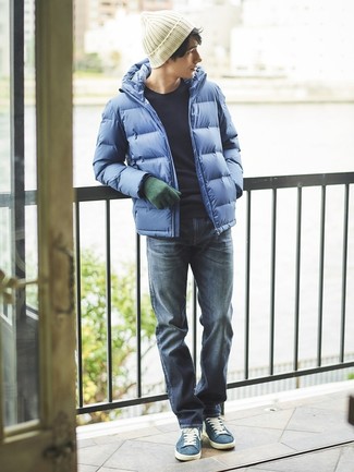 Un pull à col rond à porter avec une doudoune bleue