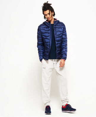 Un pull à col rond à porter avec une doudoune bleue