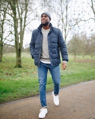 Un pull à col rond à porter avec une doudoune bleue