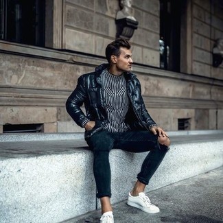 Un pull à col rond à porter avec une doudoune bleue quand il fait chaud