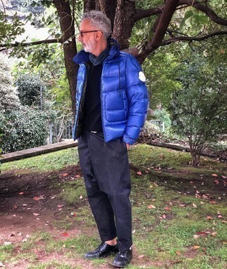 Un pull à col rond à porter avec une doudoune bleue