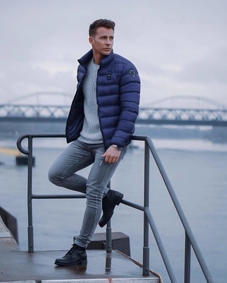 Un pull à col rond à porter avec une doudoune bleue