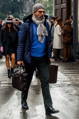 Un pull à col rond à porter avec une doudoune bleue