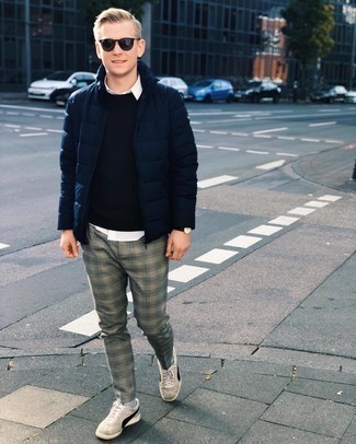 Un pull à col rond à porter avec une doudoune bleue